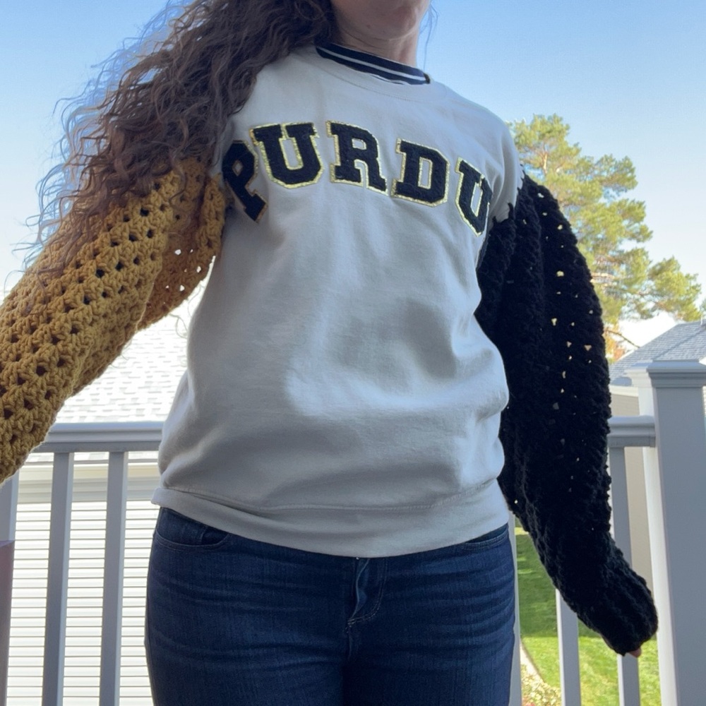 Purdue sweatshirt with crochet‎ sleeves - Picture 5 of 7